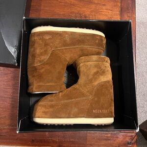 NWT/NWB Moon Boot Icon Low Nolace Suede boot in cognac brown